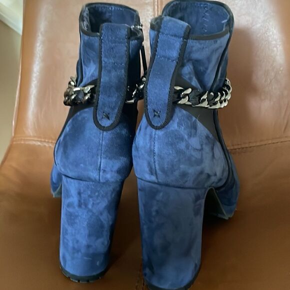 Karl Lagerfeld Lark Chain Suede Booties Size 8/ Excellent - Picture 5 of 7